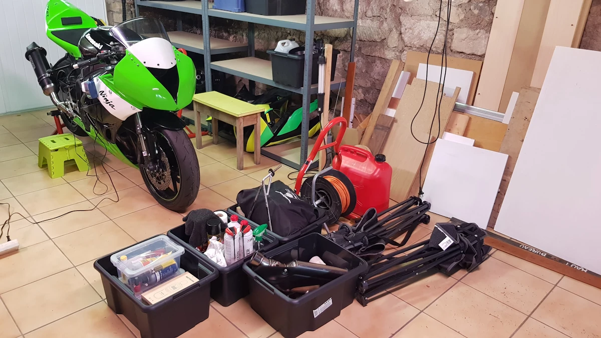 Préparation de la moto et du matériel avant le stage sur le circuit de la Ferté Gaucher